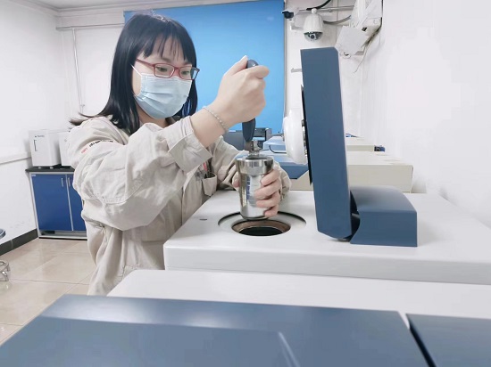 丰润热电公司：煤化验中的巾帼情2 - 副本.jpg