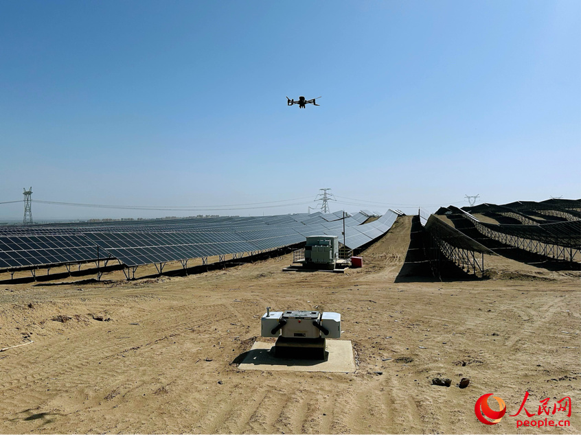 大唐十四师昆玉100万千瓦光伏基地积极开展数字化、智能化改造，实现智慧运行、智慧运维、智慧安全。图为无人机巡检。人民网记者 杨睿摄