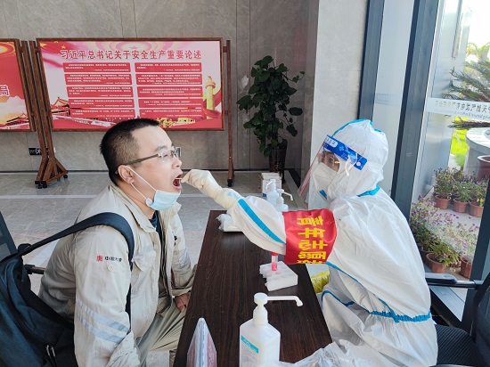 图2：青年志愿者变身”大白“为职工做核酸.jpg