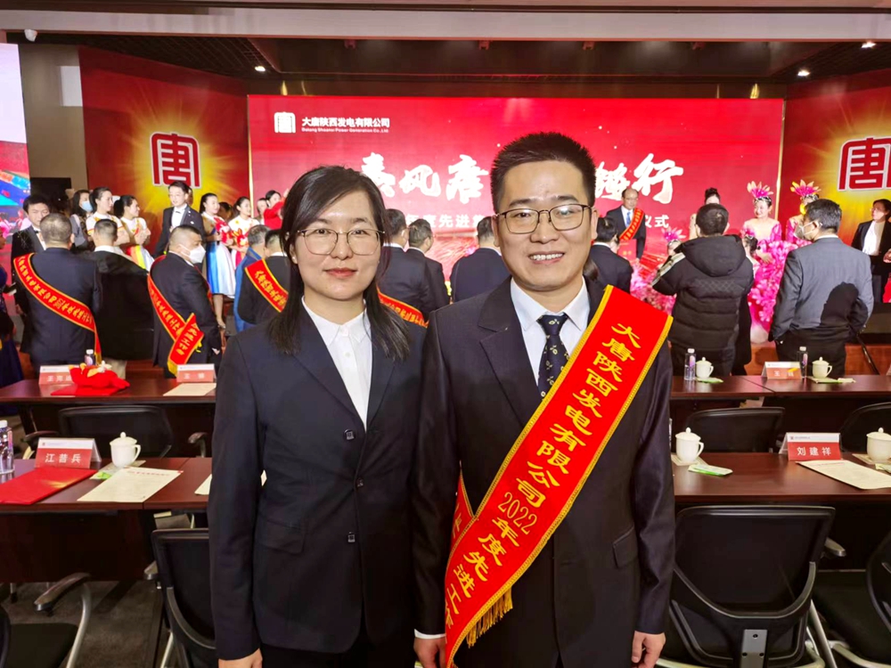 4.韩城第二发电公司楚乐、李玉珍夫妇在获奖现场（曹军科摄）.jpg