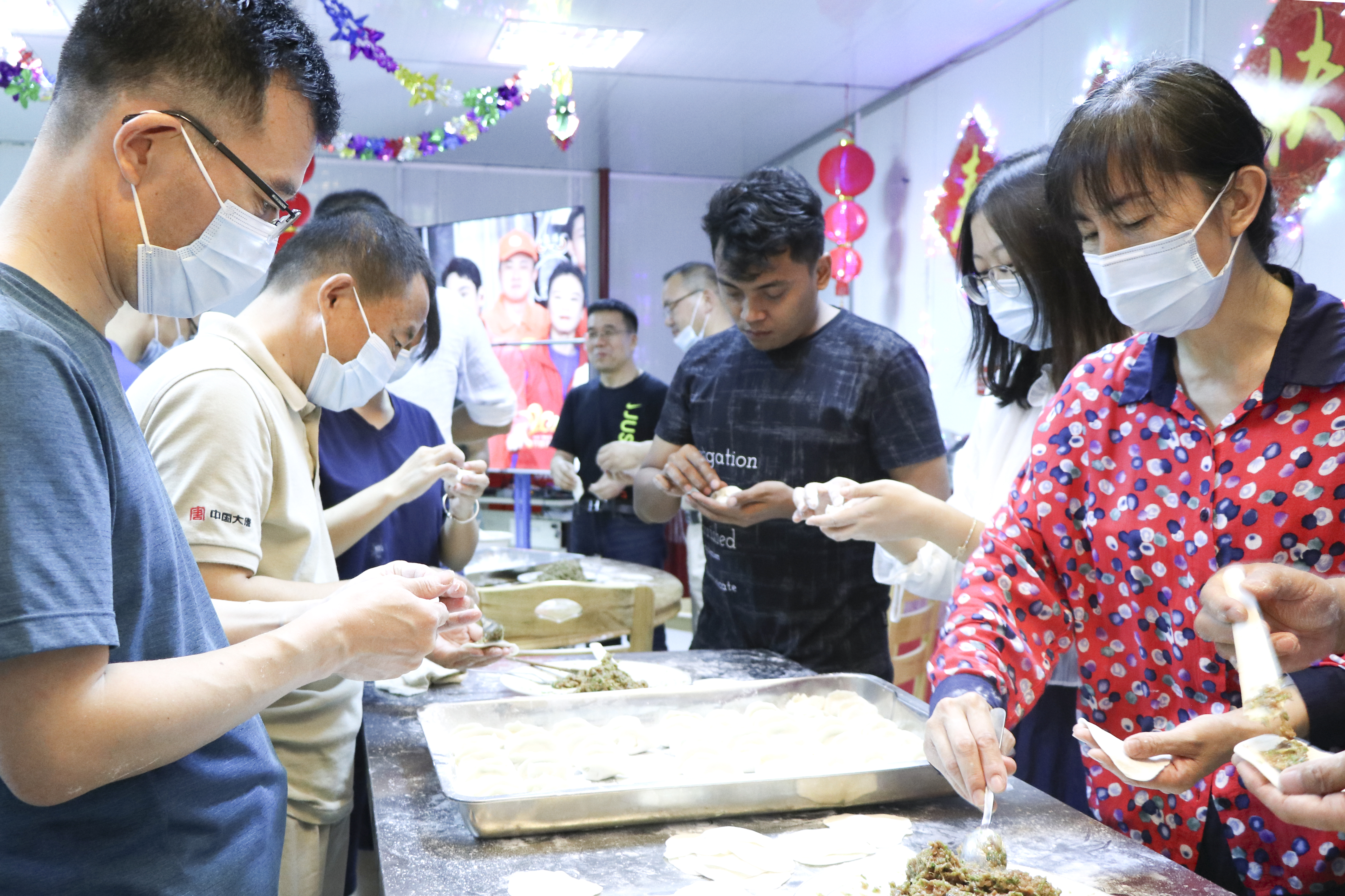 2021年2月，中印尼员工一起包饺子、庆新春.jpg