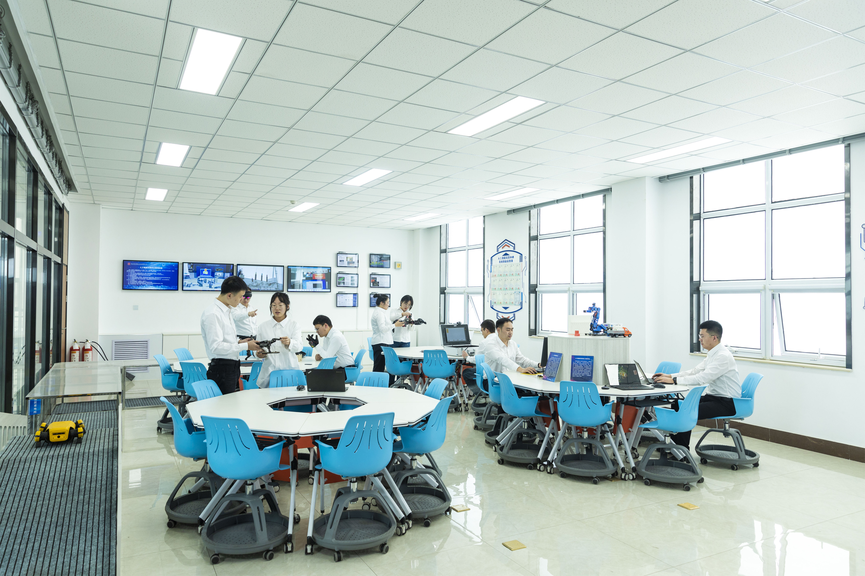 2.智慧联盟人工智能机器人实验室：携手科研院所、头部企业，建立“产学研用新型攻关”模式.jpg