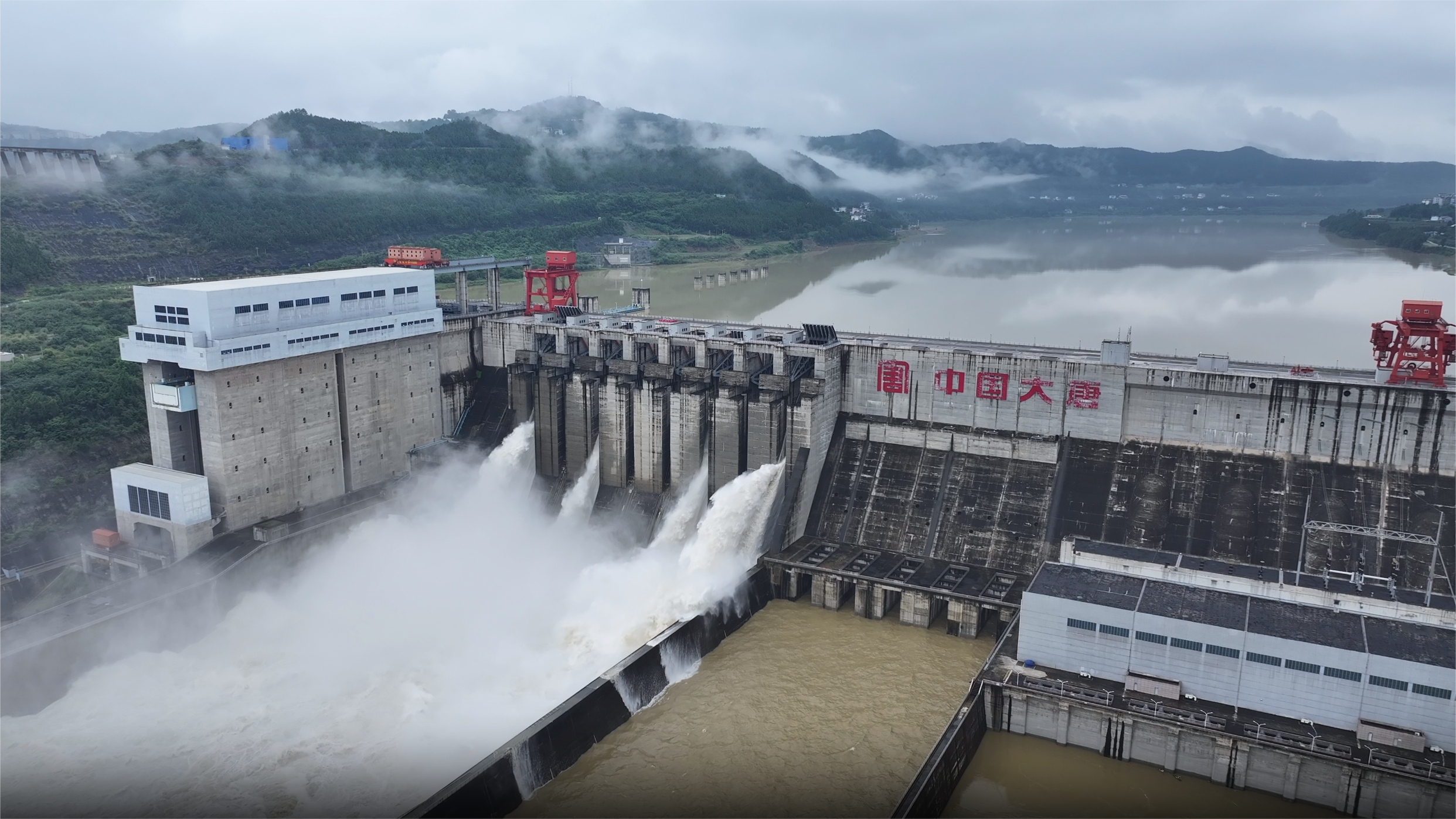 2024年7月，大唐亭子口水利枢纽泄洪场景。袁玉娇摄 (2).png