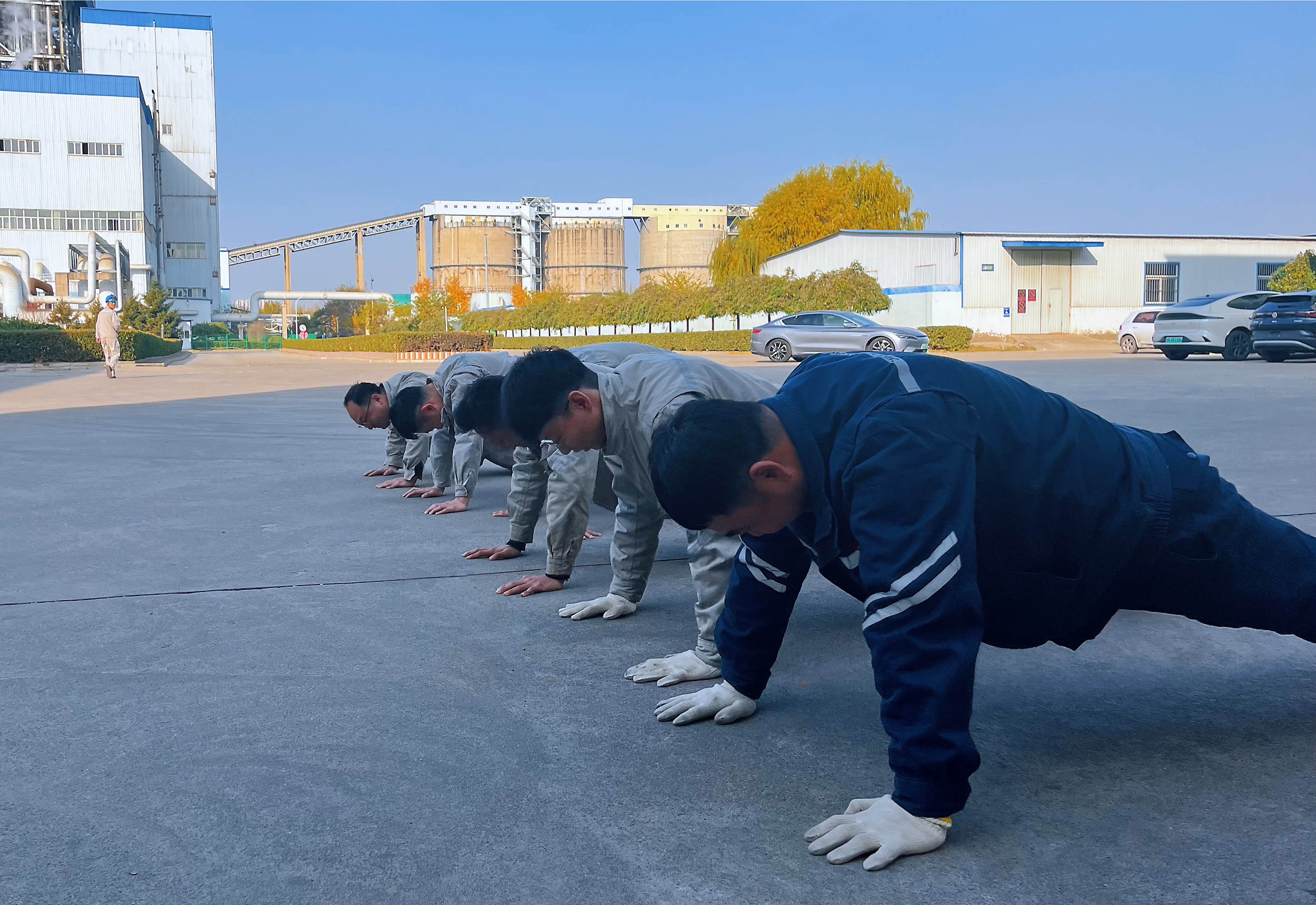 【现场风采】丰润热电公司：职工俯卧撑比赛 “撑”出精神头 (2)_副本.jpg